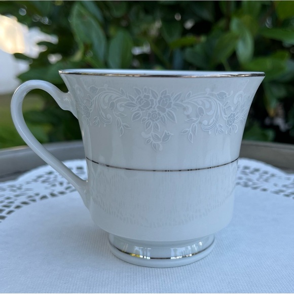 LYNNS Fine China Annie Collection Saucer (4) & Footed Cups (2) - Picture 6 of 12